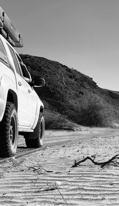 bushbundu-car-rental-windhoek-namibia-black-and-white-image-of-4x4-vehicle-in-the-desert