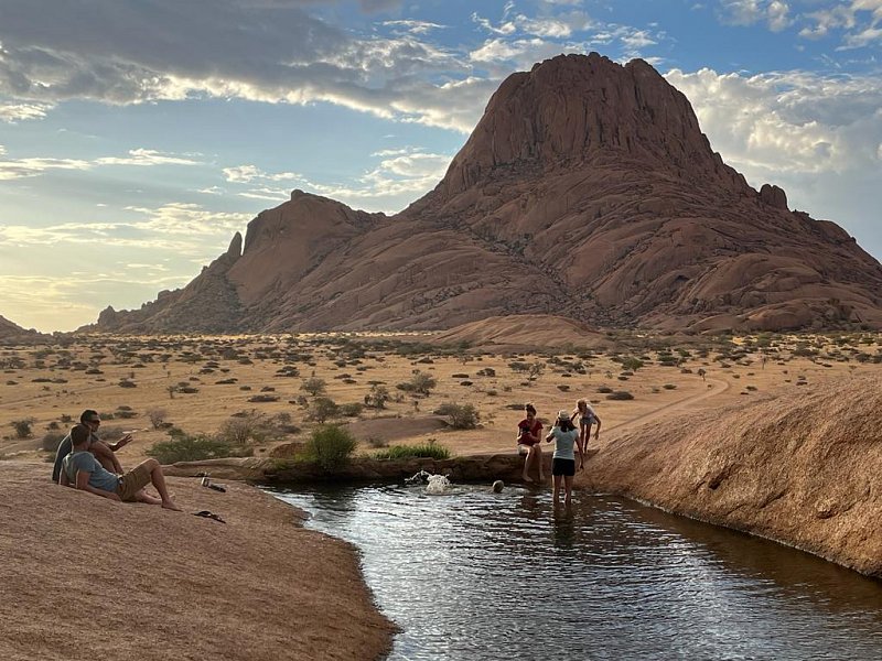 bushbundu-car-rental-windhoek-namibia-image-of-tree-people-hiking-in-the-desert