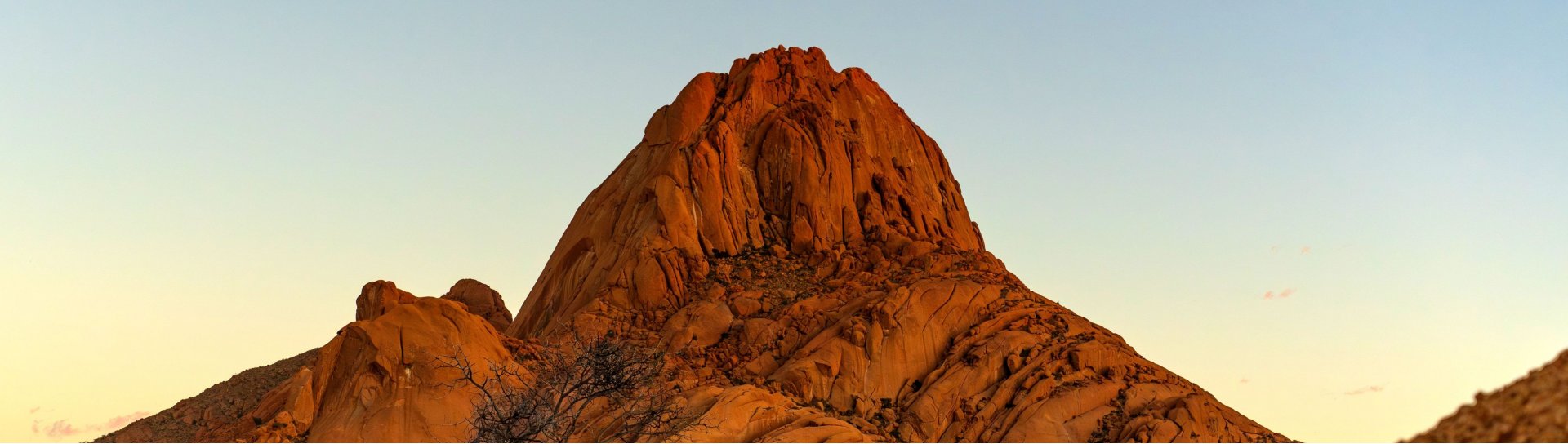 bushbundu-car-rental-windhoek-namibia-vehicle-rates-cover-image-namibia-desert-with-rock-formations